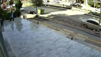 Malatya'da kaza yapmamak için manevra yapan minibüs karşı şeride geçti