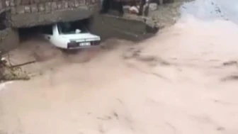 Nevşehir'de sel: Köprü altında mahsur kalan araçtakiler arka cam kırılarak kurtarıldı