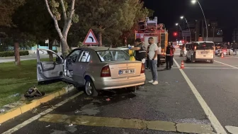 Niğde'de Trafik Kazası: Refüje Çarpan Araçta 4 Kişi Yaralandı, İki Yaralının Durumu Ciddi!