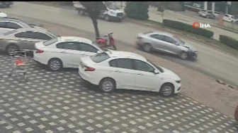 Bursa'da kontrolden çıkan otomobil park halindeki araçlara çarptı