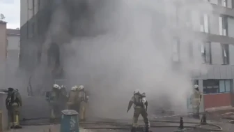 Pendik'te 8 katlı binadaki ambalaj imalathanesinde yangın çıktı
