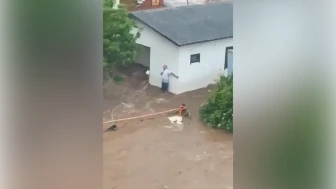 Santa Catarina'da Yoğun Yağışlar Nedeniyle Mahsur Kalanlar Yardım Bekliyor
