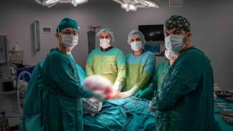 Doktorlar bile gözlerine inanamadı! Karın ağrısı sanıyordu, içinden 15 kiloluk dev kitle çıktı