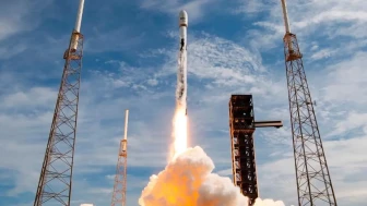 SpaceX 700. Falcon fırlatmasını yaptı, üç yeni uyduyu yörüngeye taşıdı