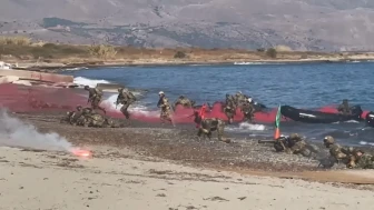 Yunan Askerleri Tatbikatta Sınavı Geçemedi: Ayakta Duramadılar ve Denize Savruldular!