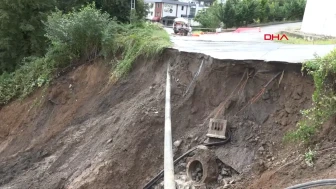 Trabzon'da şiddetli yağış sonrası otomobil dereye düştü