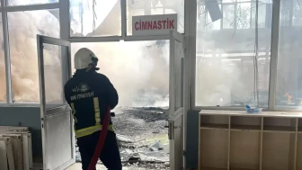 Van'da Yıkım Alanında Çıkan Yangın Heyecan Yarattı! Şehirde Yoğun Duman Hava Hakimiyetini Ele Geçirdi