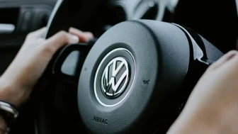 Volkswagen ve Audi sahipleri dikkat: Direksiyonu kilitleyebilen arıza ortaya çıktı