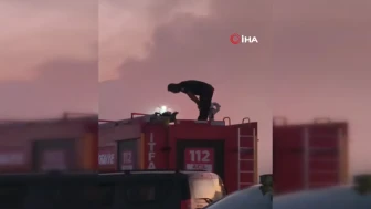 Son Dakikada Yangını Kontrol Altına Alan Kahraman İtfaiyeci, İtfaiye Aracında Namazını Kıldı!
