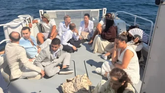 Yelkenli teknede yakalandılar: Şık kıyafetlerle dikkat çekmemeye çalıştılar