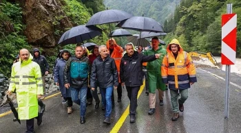 Karadeniz'de sel faciası! Bir gecede 300 kg yağış: 100 yıllık köprü yıkıldı! Bakanlar bölgede.