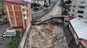 Artvin Borçka'da aşırı yağış nedeniyle tarihi üç gözlü köprü çöktü
