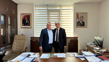 Pazar Ticaret ve Sanayi Odası, ihtiyaç sahibi öğrencilere kışlık mont desteği sağladı