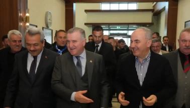 Gençlik ve Spor Bakanı Osman Aşkın Bak, Rize'yi Ziyaret Etti: Başkan Rahmi Metin Havalimanında Karşıladı!