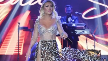 Seda Sayan, Mersin konserinde Sezen Aksu'nun hediyesi çorapla sahne aldı!