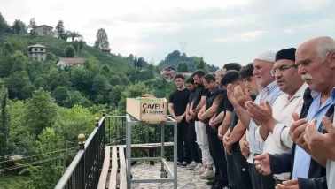 Rize’deki feci kazada hayatını kaybeden kadın toprağa verildi