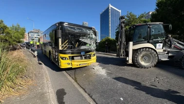 Beşiktaş’ta Feci Kaza! İETT Otobüsü İş Makinesine Çarptı: 1’i Ağır 5 Yaralı