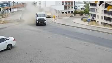 Bursa'da direksiyon hakimiyetini kaybeden iki hafriyat kamyonu çarpıştı