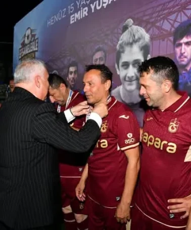 Trabzon’da “Efsanelerle Yeniden Futbol Turnuvası” Duygusal Finalle Sona Erdi