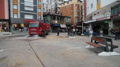 Hopa'da Cami Meydanı'na modern banklar yerleştirildi, yaşam kalitesi arttırılacak