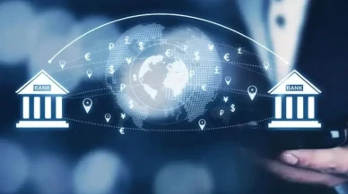 GÜNDEM                                                                                                                                                                        IBAN'la Para Gönderirken Dikkat: Geri Almak Mümkün Olmuyor                                                                        IBAN ile para transferi yaparken nelere dikkat edilmeli? Emanet para gönderenler dikkat, paranız yanabilir.                                                                                                                                                    Ahmet Koçak                                                                                                                                                                                                                                                        Ekim 17, 2025-17:14                                                                                                                                            0                                                                                                                                                                                                                                                                                                                                    IBAN                                                                                    Son yıllarda bankalar tarafından alıcı ismi zorunluluğu getirilmesine rağmen aynı bankadan aynı bankaya yapılan havale işlemlerinde IBAN ile para transferi yaparken herhangi bir isim yazma zorunluluğu bulunmuyor ve buna yönelik bir işlem yapılmıyor. Uzmanlar ise özellikle para transferi yaparken dikkat edilmesi gereken bu detaya dikkat edilmemesi halinde yıllarca yapılan birikimlerin boşa gidebileceğini ve bir anlık hatanın tüm paranın yanmasına neden olabileceğini belirtiyor.IBAN ile son dönemde para gönderirken aynı bankadan aynı bankaya işlem yapılıyorsa mutlaka alıcı adı ve soyadı kısmında yazan bölüme dikkat edilmesi gerektiğini ve IBAN bilgisi kopyalandıktan sonra uygulamada teyit edilmesi gerektiğini belirten uzmanlar, numaraların yanlış yazılması, çeşitli uygulamaların değişiklik yapabiliyor olması gibi nedenlerle IBAN ve ad soyad kısmının mutlaka doğru olması ve teyit edilerek gönderilmesi uyarısında bulunuyorlar.Emanet Para Göndermeyin!Uzmanlar, özellikle emanet olarak gönderildiği açıklamada yazsa bile alıcıya para ulaştıktan ve alıcı bu parayı çektikten sonra parayı geri almanın neredeyse imkansız olduğunu, dava açılarak uzun yıllar zaman harcanmasının gerekli olabileceği görüşünde.Özellikle emanet para gönderilmemesi uyarısında bulunulurken, emanet olduğu açıklama kısmında olsa bile paranın geri alınamayabileceği, dava açılarak sonucun beklenmesi gerekebileceği belirtiliyor.                                                                                                                    Etiketler:                                                                                                IBAN                                                                    para transferi                                                                    banka                                                                                                                                                                                                                                                                                                                                                                                                 Ahmet Koçak                                                                                                                                                                                                                                                                                                                                                                                                                                                                                                                                                                                                                             İlgili Haberler                                                                                                                                                                                                                                                                                                                                                                                                                                                                                                                                                                                                                                                                                                                                                                                                                                                                                                                                                    Murat Ülker Evi Tartışma Konusu Oldu: Anamın Evinde Otu...                                                                    Ahmet Koçak    Ekim 14, 2025    0                                                                                                                                                                                                                                                                                                                                                                                                                                                                                                                                                                                                                                                                                                                                                                                                                                                                                                                                            MasterChef Eleme Adayları Belli Oldu! İşte O İsimler                                                                    Ahmet Koçak    Ekim 16, 2025    0                                                                                                                                                                                                                                                                                                                                                                                                                                                                                                                                                                                                                                                                                                                                                                                                                                                                                                                                            Son Dakika: Ünlülerin Uyuşturucu Testi Sonuçları Belli ...                                                                    Ahmet Koçak    Ekim 17, 2025    0                                                                                                                                                                                                                                                                                                                                                                                                                                                                                                                                                                                                                                                                                                                                                                                                                                                                                                                                                                                                                                                                11. Yargı Paketi İnfaz Düzenlemesi Duyuruldu Mu? İNFAZ ...                                                                    Ahmet Koçak    Ekim 15, 2025    0                                                                                                                                                                                                                                                                                                                                                                                                                                                                                                                                                                                                                                                                                                                                                                                                                                                                                                                                            KONDA Anket Sonucu: Toplum Batı Toplumunu Örnek Alıyor                                                                    Ahmet Koçak    Ekim 14, 2025    0                                                                                                                                                                                                                                                                                                                                                                                                                                                                                                                                                                                                                                                                                                                                                                                                                                                                                                                                            Derin Talu Survivor 2026'da! İddialar Şaşırttı                                                                    Ahmet Koçak    Ekim 14, 2025    0                                                                                                                                                                                                                                                                                                                                                                                                                                                                                                                                                    Yorumlar                                                                                                                                                                                                                                                                                                                                İsim                                                                        E-posta                                                                            Yorum                                                        Yorum Gönder