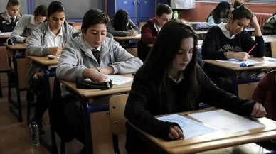 GÜNDEM                                                                                                                                                                        Liselerde Eğitim Süresini Kısaltacak Teklif Cumhurbaşkanı Erdoğan'a Sunuldu                                                                        Milli Eğitim Bakanlığı tarafından hazırlanan eğitimde süreyi kısaltacak rapor bugün Cumhurbaşkanı Recep Tayyip Erdoğan'a sunuldu. Cumhurbaşkanı Erdoğan raporu onaylarsa lise eğitimi 4 yıl olmayacak daha erken sürede tamamlanacak.                                                                                                                                                    Ahmet Koçak                                                                                                                                                                                                                                                        Ekim 17, 2025-17:33                                                                                                                                            0                                                                                                                                                                                                                                                                                                                                    lise                                                                                    Milli Eğitim Bakanı Yusuf Tekin tarafından açıklanan eğitim süresinin kısaltılması ile sonuçlanacak yeni teklif ile ilgili önemli bir gelişme yaşandı. Milli Eğitim Bakanlığı bünyesinde gerçekleşen toplantı sonrasında bugün liselerde eğitim süresini kısaltacak olan teklif Bakan Yusuf Tekin tarafından Cumhurbaşkanı Recep Tayyip Erdoğan'a arz edildi.Bir süredir eğitimde sürenin kısaltılması için gerekli adımların atılacağı, liselerde eğitimin 4 yıldan 2 yıla veya 3 yıla indirileceği yönünde haberler gündeme gelmiş, Bakan Tekin tarafından da bu konuda çeşitli açıklamalar yapılmıştı.Dünyanın birçok ülkesinde lise eğitiminin daha az olduğu bilinirken, Türkiye'de 4+4+4 eğitim öğretim sistemini tamamen değiştirecek olan bu yeni teklif eğer ki Cumhurbaşkanı Erdoğan tarafından kabul edilirse eğitimde yeni dönem başlayacak, dersler yeniden düzebnlenecek ve daha farklı bir müfredat uygulanacak.Öğrenciler Memnun, Veliler KararsızHenüz Cumhurbaşkanı Erdoğan tarafından onaylanıp onaylanmayacağı belirsizliğini koruyan teklif eğer hayata geçerse liseler daha az sürede tamamlanacak, üniversite eğitimi öne çekilebilecek ve öğrenciler bu sayede daha kısa sürede mezun olarak iş hayatına erken atılabilecek.Veliler durumdan endişe duyarken, öğrencilerin ise eğitim süresinin kısalması durumunda memnun olacakları biliniyor.                                                                                                                    Etiketler:                                                                                                cumhurbaşkanı                                                                    recep tayyip erdoğan                                                                    ak parti                                                                    lise                                                                                                                                                                                                                                                                                                                                                                                                 Ahmet Koçak                                                                                                                                                                                                                                                                                                                                                                                                                                                                                                                                                                                                                             İlgili Haberler                                                                                                                                                                                                                                                                                                                                                                                                                                                                                                                                                                                                                                                                                                                                                                                                                                                                                                                                                    Dilan Polat İntihar Etti İddialarına Engin Polat'tan Aç...                                                                    Ahmet Koçak    Ekim 18, 2025    0                                                                                                                                                                                                                                                                                                                                                                                                                                                                                                                                                                                                                                                                                                                                                                                                                                                                                                                                            Kıvanç Tatlıtuğ 166 Yıllık Asgari Ücreti Bir Reklamdan ...                                                                    Ahmet Koçak    Ekim 14, 2025    0                                                                                                                                                                                                                                                                                                                                                                                                                                                                                                                                                                                                                                                                                                                                                                                                                                                                                                                                            Cumhurbaşkanı Erdoğan: Gazze'nin Yanında Daha Çok Durma...                                                                    Ahmet Koçak    Ekim 14, 2025    0                                                                                                                                                                                                                                                                                                                                                                                                                                                                                                                                                                                                                                                                                                                                                                                                                                                                                                                                                                                                                                                                Türkiye'nin 5G'ye Geçişi Ertelendi                                                                    Ahmet Koçak    Ekim 13, 2025    0                                                                                                                                                                                                                                                                                                                                                                                                                                                                                                                                                                                                                                                                                                                                                                                                                                                                                                                                            Handan İnci Elçi Hayatını Kaybetti! SON DAKİKA!                                                                    Ahmet Koçak    Ekim 15, 2025    0                                                                                                                                                                                                                                                                                                                                                                                                                                                                                                                                                                                                                                                                                                                                                                                                                                                                                                                                            Derin Talu Survivor 2026'da! İddialar Şaşırttı                                                                    Ahmet Koçak    Ekim 14, 2025    0                                                                                                                                                                                                                                                                                                                                                                                                                                                                                                                                                    Yorumlar                                                                                                                                                                                                                                                                                                                                İsim                                                                        E-posta                                                                            Yorum                                                        Yorum Gönder