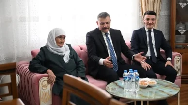 Horasan’da Duygusal Ziyaret: Vali Çiftçi ve Protokol Heyeti, 102 Yaşındaki Muhabbet Nine’yi Evinde Ziyaret Etti