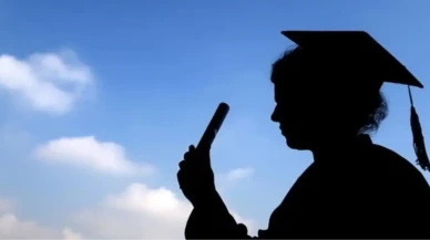 Başlık: "Üniversite Eğitiminde Yeni Dönem: Öğrencilerin 3 Yılda Mezun Olma Şansı Artıyor!"