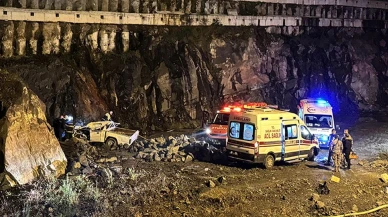 Rize’de Kamyonet 40 Metrelik Boşluğa Düştü: Kaza Anı Kamerada, Sürücü Hayatını Kaybetti