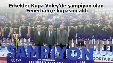 Erkekler Kupa Voley’de şampiyon olan Fenerbahçe kupasını aldı
