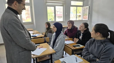 İl Milli Eğitim Müdürü Acar, öğrencilerle motivasyon ve başarı sohbeti gerçekleştirdi.