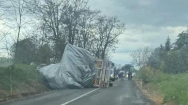 Saman yüklü tır devrildi: 1 yaralı