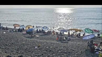 Arhavi’de Sıcaktan Bunalanlar Güngören Plajını Doldurdu