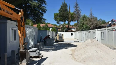 Depremle sarsılan Sındırgı'da ilk geçici barınma merkezi kuruldu