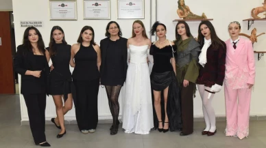 Ege Üniversitesi öğrencilerinin edebiyat kahramanları podyumda...