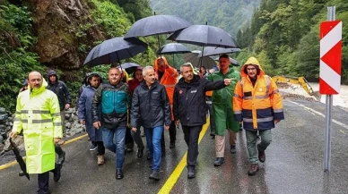 Karadeniz'de sel faciası! Bir gecede 300 kg yağış: 100 yıllık köprü yıkıldı! Bakanlar bölgede.