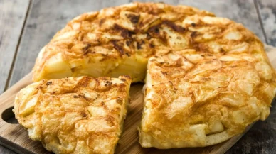 Ağızda eriyen kahvaltılık tarif! Patatesli börek tarifi
