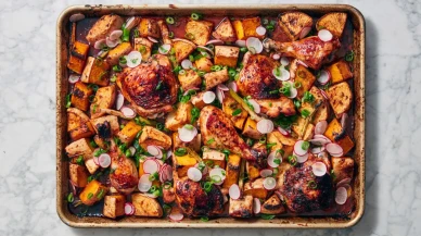 Fırın tepsisinde közlenmiş sebzelerle Gochujang’lı tavuk