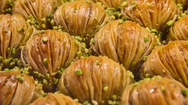 Şef Arda Türkmen'den midye baklava tarifi: Dışı çıtır içi irmik! İftara nefis şerbetli tatlı