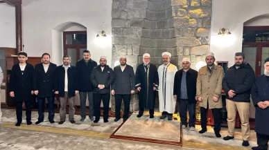 Rize’de Teravih Sonrası Vatandaşlara Çay İkramı