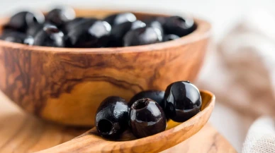 Siyah Zeytinlerdeki Parlak Görünümün Sırrı: Suya Bırakınca Ortaya Çıkıyor!