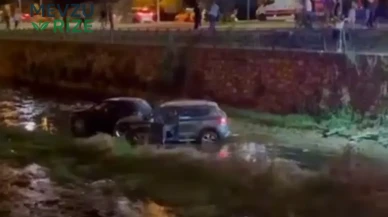 Zincirleme Trafik Kazasında İki Araç Derede Mahsur Kaldı