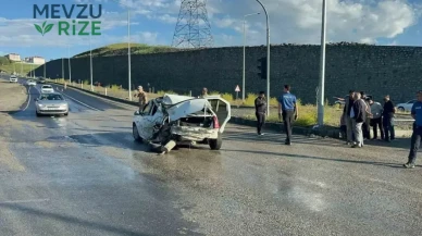 Ağrı'da Fren Arızası Sonucu Kamyonet Otomobile Çarptı: İki Yaralı