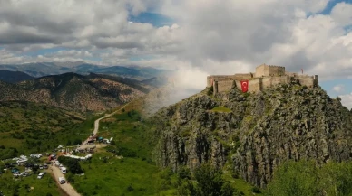 Doğu Karadeniz’in İncisi: 130 Metre Yükseklikteki Tarihi Kale Ziyarete Açıldı! Göz Kamışıtan Manzarasıyla Ziyaretçilerini Büyülüyor.