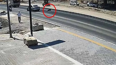 Kadına Çarpan 16 Yaşındaki Ehliyetsiz Sürücünün Kaza Anı Güvenlik Kamerasına Yansıdı
