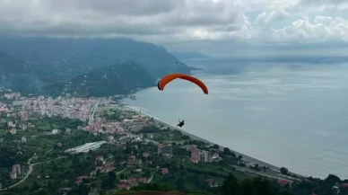 Kemalpaşa’da Gökyüzü Renklendi: Yamaç Paraşütü Türkiye Şampiyonası Heyecanı Başladı