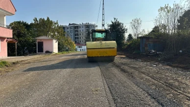 Beşikdüzü'nde yolların bakımı hız kesmeden devam ediyor, ulaşım konforu artıyor