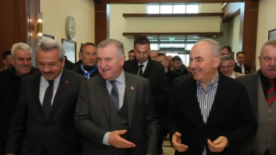 Gençlik ve Spor Bakanı Osman Aşkın Bak, Rize'yi Ziyaret Etti: Başkan Rahmi Metin Havalimanında Karşıladı!