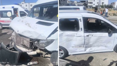 Batman'da hafif ticari araç ile otomobil çarpıştı: Bir kişi yaralandı