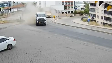 Bursa'da direksiyon hakimiyetini kaybeden iki hafriyat kamyonu çarpıştı